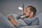 Na dengue, os sinais e sintomas duram entre dois e sete dias. As complicações mais frequentes, além das já mencionadas, são dor abdominal, desidratação grave, problemas no fígado e neurológicos, além de dengue hemorrágica