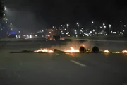 Os manifestantes também tentaram bloquear a via W3 Norte, ateando fogo em cones