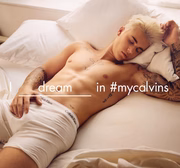 Ele é um dos modelos da famosa marca Calvin Klein 