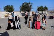 Famílias inteiras passam de Gaza para o Egito fugindo da guerra entre Hamas e Israel