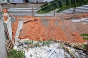 Muro derrubado durante obra do túnel da Sena Madureira, , na Vila Mariana, na zona sul de São Paulo