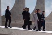 Bolsonaro desce a rampa do Planalto em direção ao Congresso