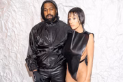 Kanye West e Bianca Censori comumente viram notícia por conta das roupas utilizadas pela arquiteta australiana