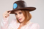 Deborah Albuquerque é ex-dançarina e atriz