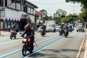 Faixa azul para motos na Avenida dos Bandeirantes, zona sul de SP