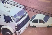 Carro bateu de ré em caminhão em meio à inundação