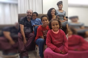 O casal Marcos Passarela, 40 anos, e Bianca Vieira, 41 anos, quiseram expandir a família e adotaram três irmãos: Luca, Júlia e a mais velha, Paola.