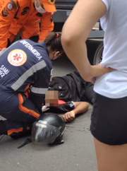 Motociclista sendo socorrido pelo SAMU