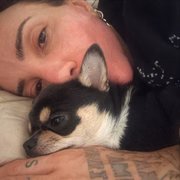 Maya Massafera faz pose, deitada, ao lado de seu cachorrinho
