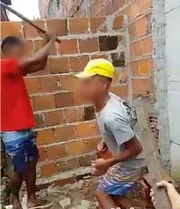 Jovem apanha após receber sentença de espancamento em tribunal do crime