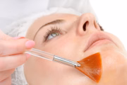 2. Retinol - desde suavizar linhas finas e fechar os poros até reduzir a acne e melhorar a textura, o retinol (ou vitamina A) estimula a renovação celular e a produção de colágeno. Comece com uma dosagem baixa até que sua pele se acostume a ele. Aplique à noite e use protetor solar todos os dias para proteger a pele
