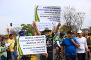 Participantes levaram faixas com dizeres contra Suprema Corte