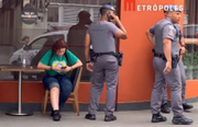 Deputada mostrou uma marca no joelho e diz ter sido empurrada