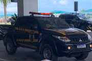 Veículo da PF no aeroporto aguardava passageira acusada de estelionato