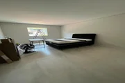 Imagem de um quarto após troca do piso, pintura e correções no teto