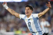 Simeone aproveitou falha de Arana e fez o quarto da Argentina