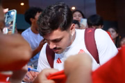 Maurício, meia do Inter, dá atenção aos torcedores