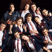 “É uma espécie de Gossip Girl à mexicana. A trama mistura suspense com ambição e outros sentimentos entre um grupo de estudantes, além de abordar de forma crua e ácida temas como Aids, preconceitos, relacionamentos abertos e várias nuances”, resume