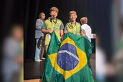 Os gêmeos Gabriel Leão e Luis Felipe Leão, de 10 anos, ganharam a medalha de bronze