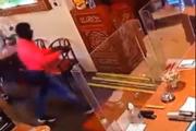 Criminoso com capuz entra em restaurante 