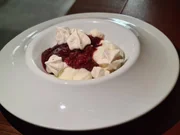 Para a sobremesa, as minhas indicações são o profiterole recheado com creme de pistache (R$ 26) e o suspiro com gelato de iogurte e compota de morango (R$ 26)