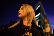 Sara Winter em frente à manifestação de apoiadores do presidente Bolsonaro no estacionamento do TSE, durante julgamento de ações que pedem cassação da chapa Bolsonaro e Mourão