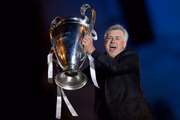 Carlo Ancelotti com a Champions conquistada pelo Real Madrid.