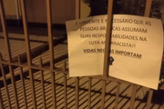 Manifestantes distribuem cartazes em casas próximas ao Carrefour