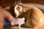O processo, no entanto, é feito delicadamente para não mascarar o sabor da burrata
