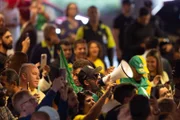 Apoiador se manifesta durante chegada de Bolsonaro no aeroporto