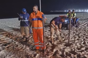 Fiscais realizam a Operação Tatuí na praia de Copabacana, no Rio de Janeiro, local do show de Madonna