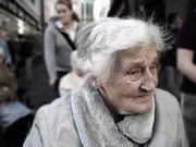 O Alzheimer, por sua vez, afeta mais a população feminina. Ele provoca a degeneração e a morte de neurônios, o que resulta na alteração progressiva das funções cerebrais