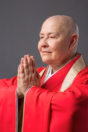 Monja Coen é a primaz fundadora da Comunidade Zen Budista Zendo do Brasil, criada em 2001