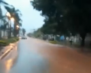 Ruas inundadas em Vicente Pires