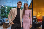 Camila Queiroz e Klebber Toledo apresentaram a série Casamento às Cegas, da Netflix