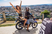 Domitila Barros e Fred Nicácio visitaram o Complexo do Alemão