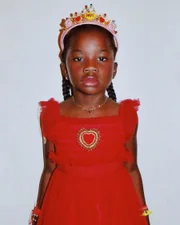 A pequena está completando 7 anos