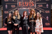 Lisa Marie Presley ao lado da mãe e das filhas