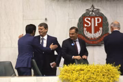 Tarcísio de Freitas é cumprimentado pelo prefeito de São Paulo, Ricardo Nunes (MDB), na Assembleia Legislativa de SP