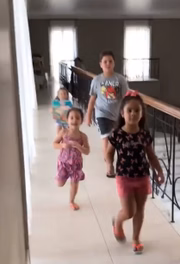 "Sonhei que tive parto normal sozinha e minha filha era um cachorro. Amigas gestantes, já tiveram pesadelos? Cachorros amigos, já sonharam que pariram humanos?", contou