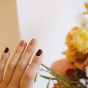 A ideia de pintar uma unha de cada cor veio das coreanas, entre elas a marca <i>Trou de Lapin</i>, que lançou kits de esmaltes com diferentes nuances