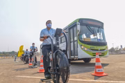 Ação de conscientização sobre trânsito entre bicicletas e ônibus