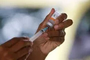 A vacina infantil vem em uma embalagem de cor laranja, diferente da versão para maiores de 12 anos, que é roxa. A seringa utilizada é a de 1ml, e o volume aplicado deve ser de 0,2ml