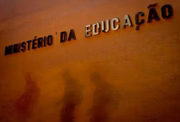 No fim de março, dias após a mídia noticiar o suposto esquema, Gilberto Braga (PSDB), prefeito de Luís Domingues (MA), afirmou que Moura cobrou R$ 15 mil, mais um quilo de ouro, para dar andamento às demandas da prefeitura