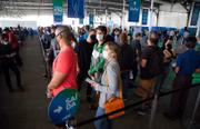 Público fez fila para retirar os kits da corrida na sexta-feira (12/11)
