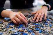 Pratique exercícios específicos para a memória, como jogos com palavras, sudoku, 7 erros, caça-palavras, dominó, palavras cruzadas ou montar um quebra-cabeças