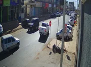 O motorista espera na faixa para estacionar do outro lado da rua 