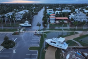 barcos são levados para a costa quando o furacão Milton passou pela área em 10 de outubro de 2024, em Punta Gorda, Flórida