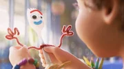 <b>Recordes de bilheteria</b>. Toy Story 4 deve chegar aos cinemas acumulando marcas históricas. Na abertura, tentará superar os US$ 235,8 milhões de Os Incríveis 2 (2018), recorde entre as aberturas de animações nos EUA. No ranking geral, deve flertar com as primeiras posições: ultrapassar Toy Story 3 (US$ 1,066 bilhão) e, quem sabe, engolir os três primeiros colocados, Minions (US$ 1,159 bilhão), Os Incríveis 2 (US$ 1,242 bilhão) e Frozen (US$ 1,290 bilhão). Mesmo assim, os feitos dos brinquedos podem durar pouco tempo. Frozen 2 estreia em 27 de novembro