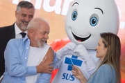 Lula toma vacina contra gripe